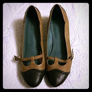Vintage tan and black secretary pump